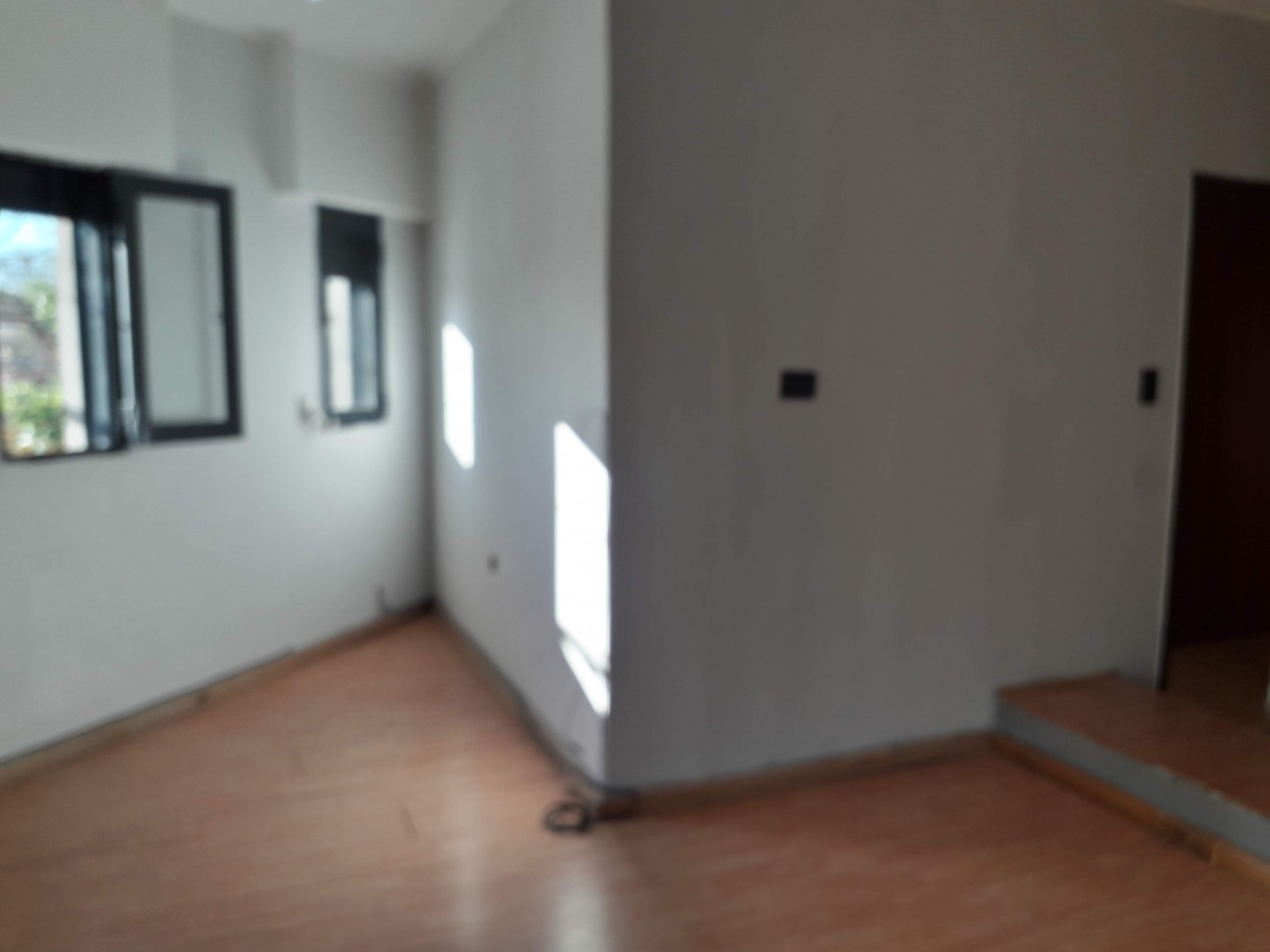 Casa en esquina de dos plantas con cochera